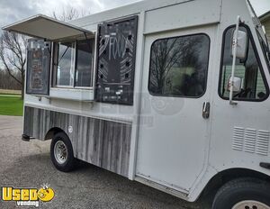 2000 Workhorse P30 Step Van Mobile Kitchen Unit / 17' Food Concession Truck