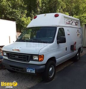 2004 Ford E-350 29' Coffee, Cannoli and Bakery Food Truck