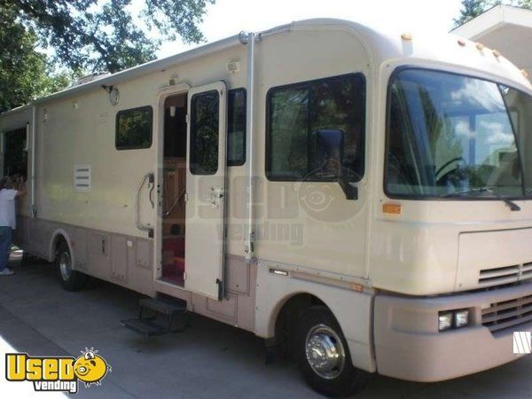1994 - 34' x 9' x 14'  Full Size Catering Truck