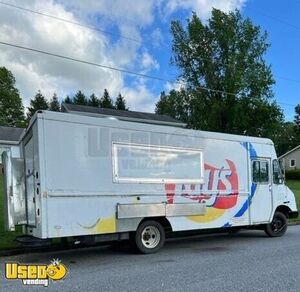 2001 Workhorse P42 Diesel Food Truck / 27' Commercial Kitchen on Wheels