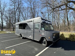 Well Equipped w/ Innovative Layout  2001 26.5' Workhorse P42  Food Truck Mobile Kitchen