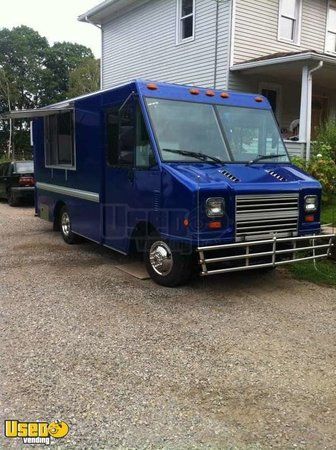 2002 - 22' GMC Workhorse V8 Food Truck - Mobile Kitchen