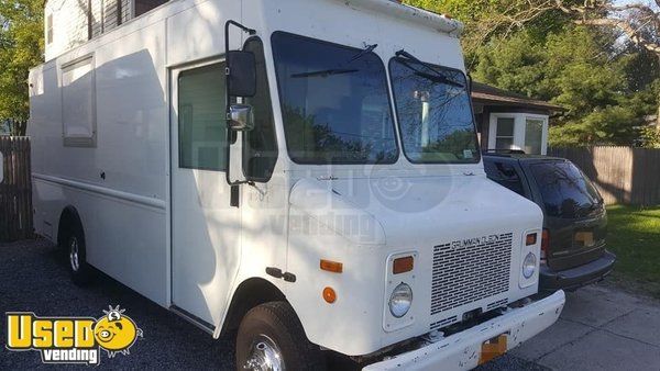 2002 24' Workhorse Chevrolet 350 Food Truck with Restroom / Used Mobile Kitchen