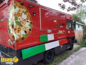 Used 2002 Workhorse P42 Diesel Food Truck with Commercial Pizza Oven