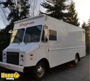 Chevrolet P30 Diesel Pizza Truck / Used 24' Pizzeria on Wheels