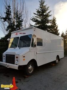 22' Chevy P30 Diesel Food & Beverage Truck / Inspected Mobile Kitchen
