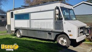 Used Step Van Lunch Serving Food Truck/Canteen-Style Food Truck