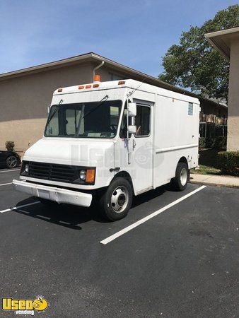 2002 10' Diesel Workhorse P42 Food Truck / Mobile Food Unit with New Kitchen Area