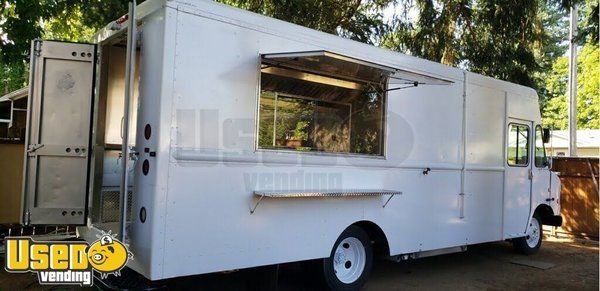 25' 2002 Freightliner Diesel Step Van Food Truck w/ 2020 Kitchen