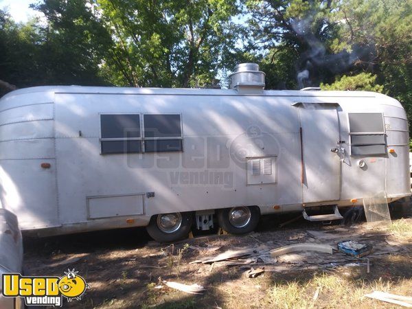 Vintage 1968 - 28' Airstream Avion Concession Trailer