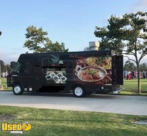 2001 - 24' Freightliner VN Diesel Food Truck / Well Maintained Mobile Kitchen