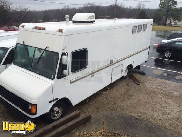 2004 18.3' Chevrolet P30 Workhorse Step Van Mobile Kitchen Food Truck