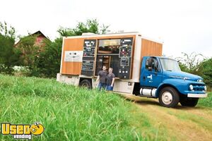 2009 - 28' International EDG Barn Style Mobile Kitchen Food Truck