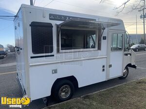 2016 Ford F59 19' Very Clean and Spacious Multi-Purpose Vending Truck