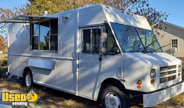 2009 18' Diesel Workhorse W62 Step Van Wood-Fired Brick Oven Pizza Truck