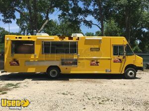 2011  34' Workhorse W62 Wood Fired Pizza Kitchen Food Truck