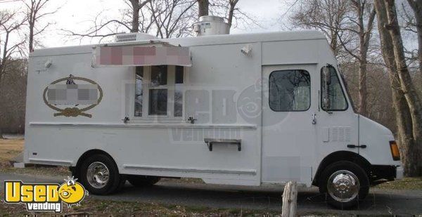 2000 - 25' x 8.5' - Workhorse P30 Van w/ Full Mobile Kitchen