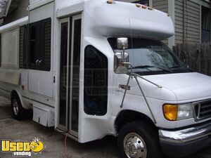 2005 Ford E450 22' Food Truck with Brand NEW Kitchen