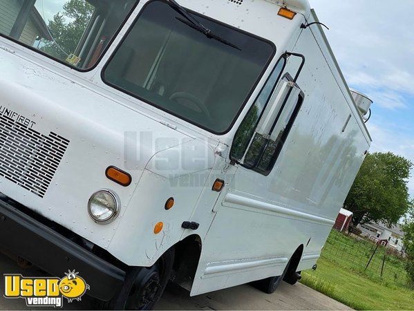 Very Neat 2005 Chevrolet Workhorse 18' Step Van Kitchen Food Truck