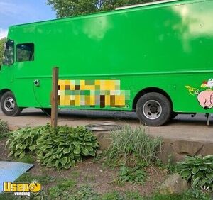 Chevrolet 24' P30 Diesel Food Truck / Very Clean Mobile Kitchen