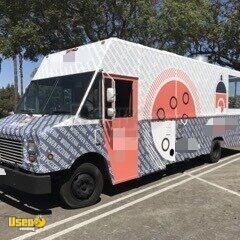 2005 Freightliner MWV Step Van Pizza Food Truck with Porch