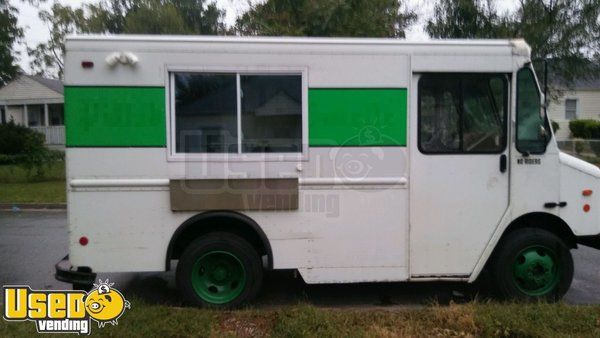 2002 - 18' Lightly Used Chevrolet Workhorse P30 Mobile Kitchen Food Truck